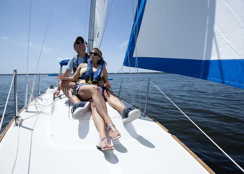 A couple sailing their yacht after a yacht cleaning service in San Diego